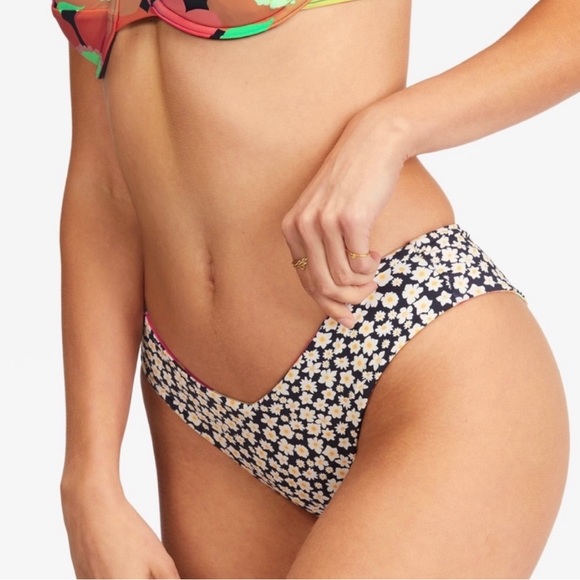 π₯π₯BILLABONG - PRETTY DAZE RUBY UNDERWIRE REVERSIBLE FIJI BIKINI SETπ₯π₯ - Picture 4 of 14